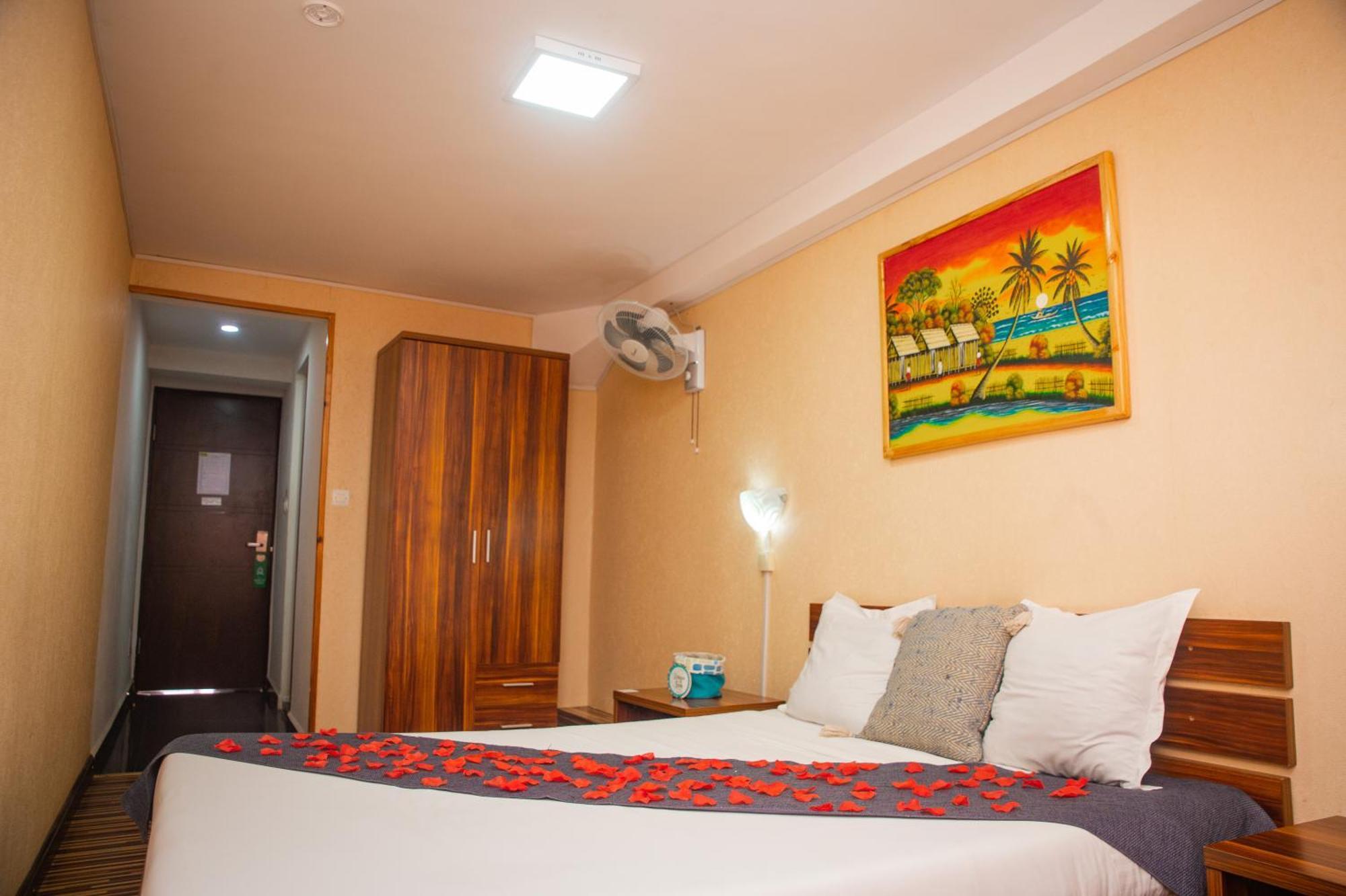 Hotel Le Pousse Pousse أنتاناناريفو المظهر الخارجي الصورة