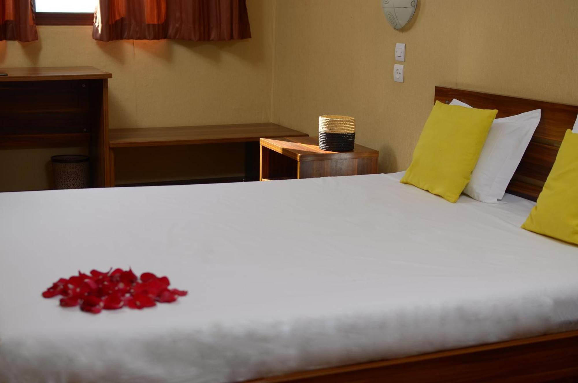 Hotel Le Pousse Pousse أنتاناناريفو المظهر الخارجي الصورة